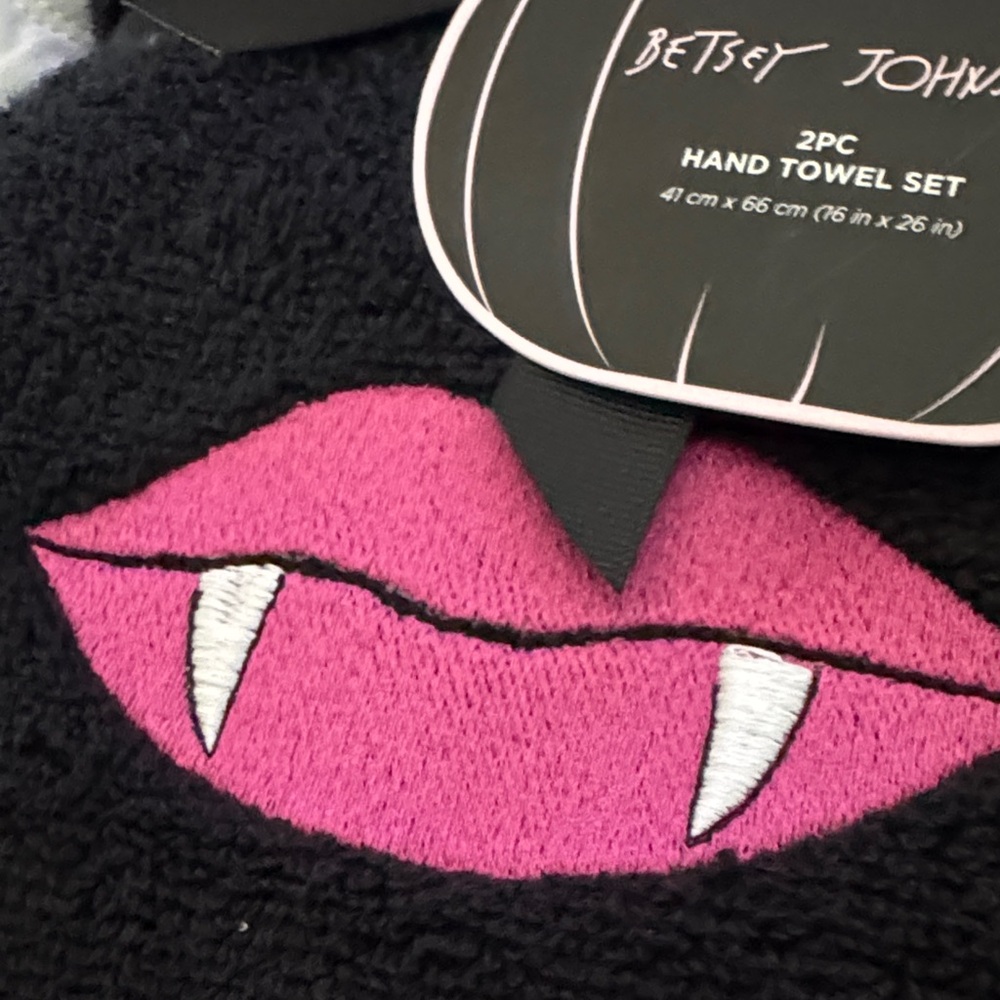 Betsey Johnson Black Towel Set with Pink Lips - Picture 2 of 4